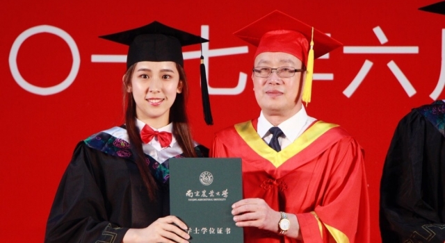 女学生毕业亲校长怎么回事？当事人回应：大学没遗憾！