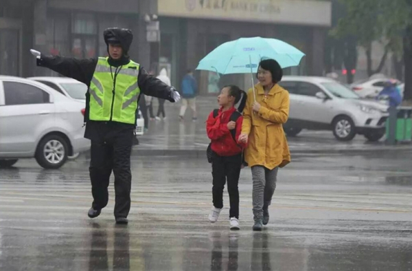 辅警大雨中掉进窨井不忘提醒路人注意 辅警何时被正名?