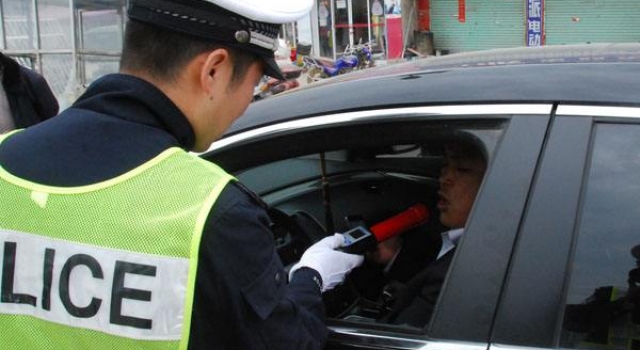 三名酒驾男挑衅民警 我要亲你违法吗？