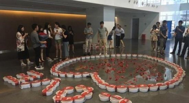 吃货的爱情 男子用99份小龙虾向女友求婚