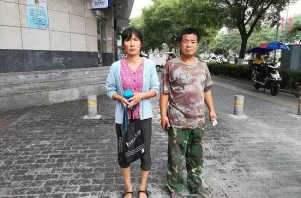 少年高考失意离家出走 父母冒雨寻找