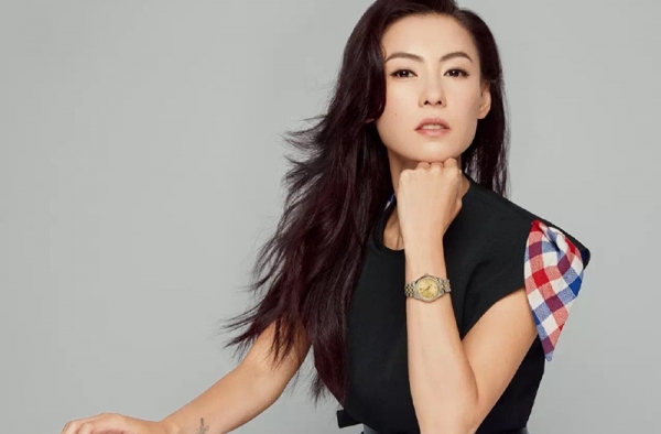 张柏芝穿背心直播大秀好身材 两儿子意外出镜
