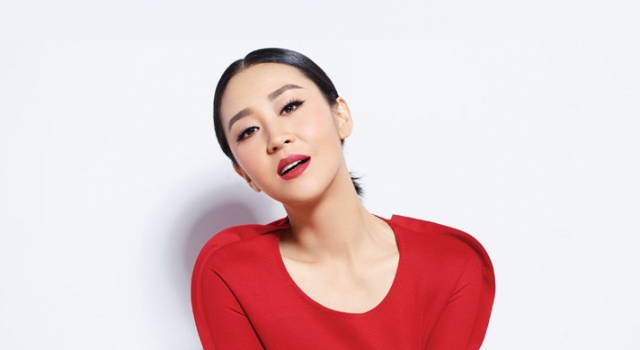 苗圃红裙配红唇好有女人味 花裙上身也能驾驭