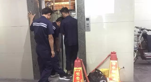 大妈用杯子挡住小区电梯门 几秒后电梯爆掉了