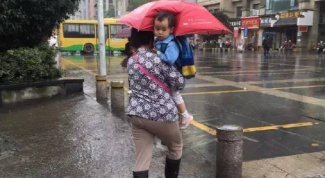 实力坑娃只服您！ 家长雨中不给孩子挡雨