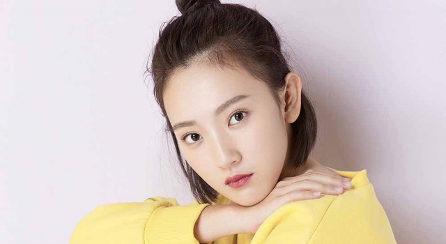 90后小花旦孙艺宁呆萌写真 丸子头热裤活力四射