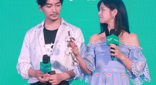 婚后首同框！陈晓陈妍希亲昵耳语秀恩爱