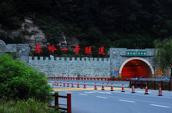 秦岭隧道发生特大交通事故现场曝光 36死惨不忍睹