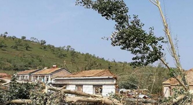 地震过后是龙卷风 内蒙古一村庄遭龙卷风侵袭一片废墟
