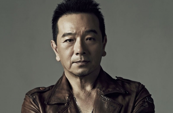 张晨光曝熟男写真 皮夹克尽显男人魅力