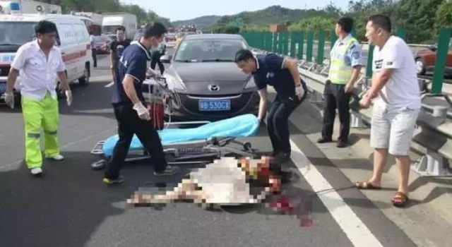 女子未系安全带甩出车外身亡 男友目睹这一切