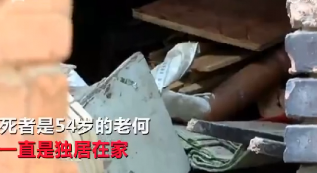 女儿回家看望父亲 没想到父亲已死家中