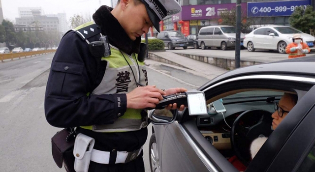 套牌奔驰车主生吞行驶证 网友：我不扶墙就服你！