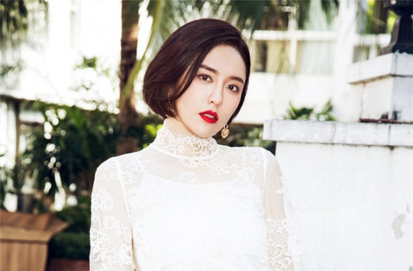 吕佳容夏日写真曝光 白色蕾丝大秀完美曲线