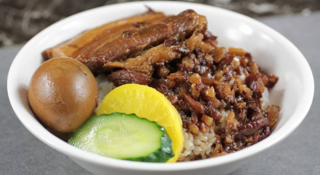台湾高校食堂现神翻译餐牌 台湾焢肉饭究竟该翻译成啥