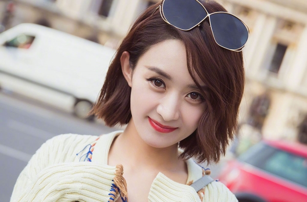 赵丽颖米色毛衣被吐槽丑 赵丽颖真不适合时装周吗