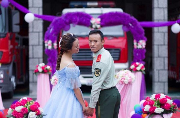 女教师赴警营完婚背景太震撼了 一组婚纱照感动许多人