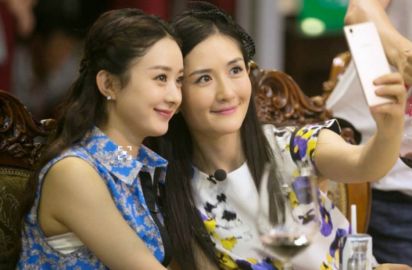 赵丽颖谢娜是塑料花友谊吗？ 撞衫撞出来的姐妹情