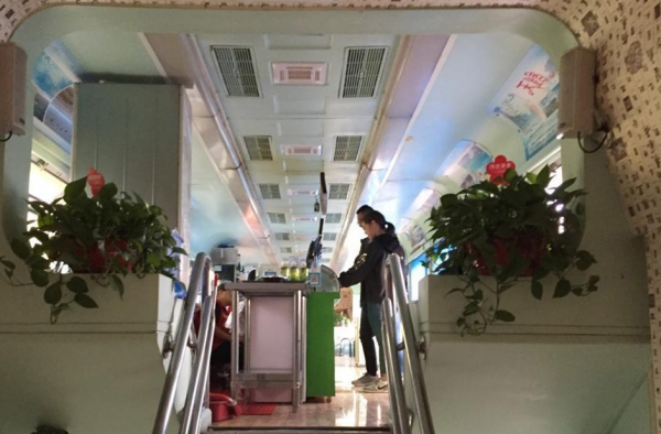 高校火车餐厅走红网络 外观新颖车厢菜品超赞