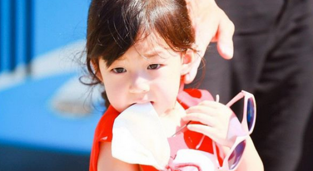 小泡芙幼时照片曝光 单眼皮女生也可以这么可爱