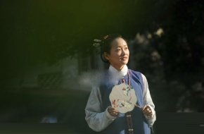 女子穿五年汉服 第一次穿竟被同事认作搓澡服
