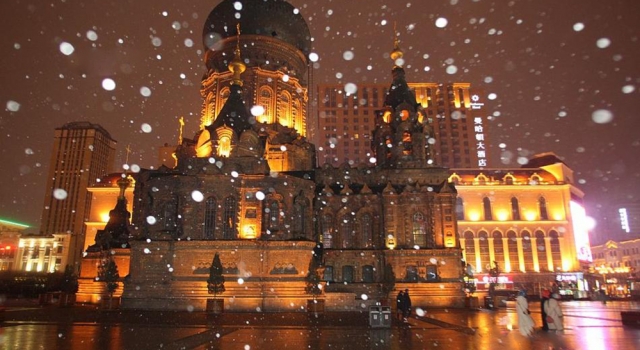 哈尔滨下起了浪漫初雪 情侣相拥合影孩子们惊奇望雪