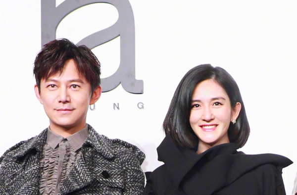 神错位何炅没戴耳环 助阵谢娜品牌何炅全程保护