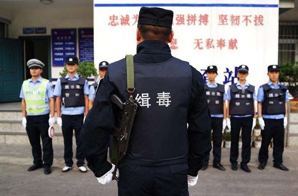 心疼！缉毒警被毒贩驾车碾压 忍痛大喊：还想当警察