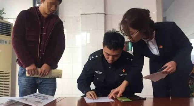 弃婴被接回 父亲忏悔