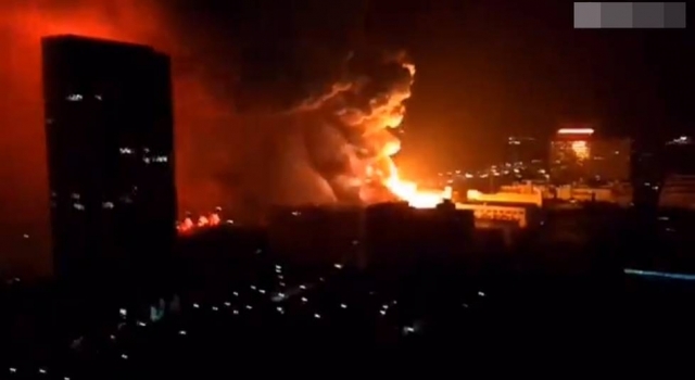 武汉电子厂起火爆炸怎么回事？现场火光冲天