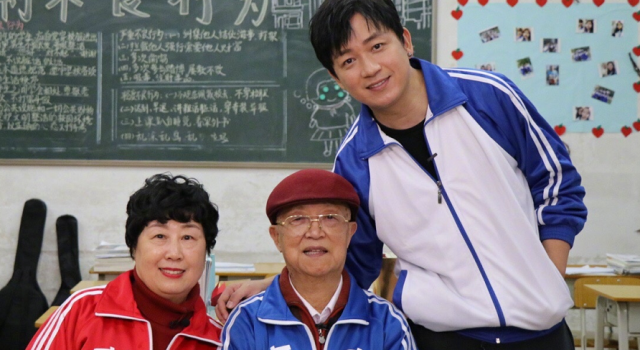 潘粤明爸爸妈妈回母校合照 潘爸爸字很不错
