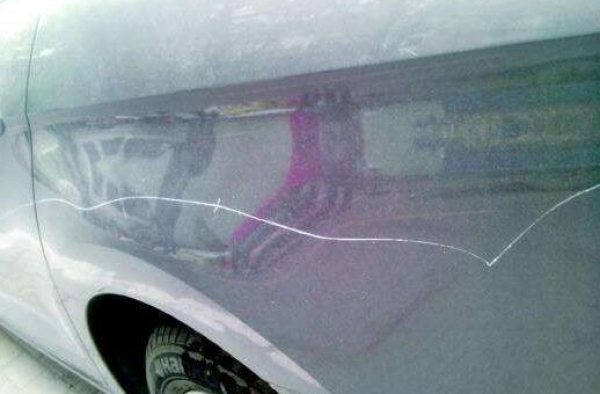 女子酒后用钥匙划车 原因竟是这个