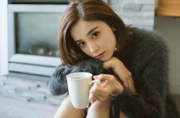 冬日里美女与咖啡很配 古力娜扎吕佳容又暖又美