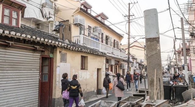 重大发现！ 上海老街拆迁现5米古牌坊石柱