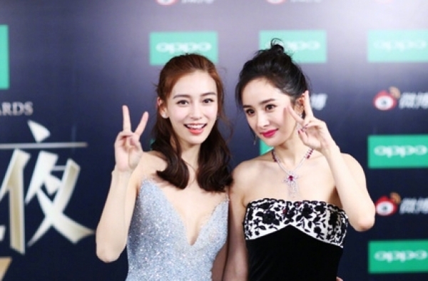 杨幂Angelababy心机照合影 原来两人的关系是这样的