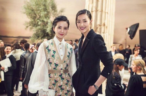 刘诗诗刘雯巴黎合影 双刘合体上演黑白配