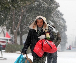 农民工大雪天徒步80里回家： 天黑能到家就行