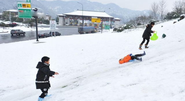 高速入城口变滑雪场 滑雪车滑雪板一应俱全
