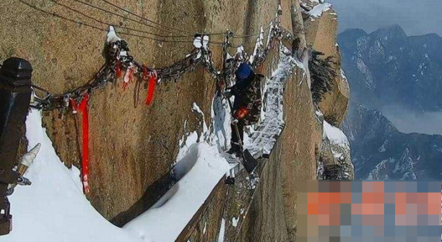 华山栈道绝壁扫雪 脚下万丈深渊也要护路