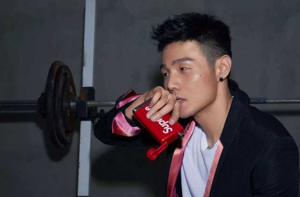 李荣浩回应表情包 称对自己的脸有误会
