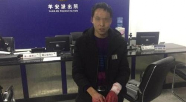 为挽回女友用红墨水假装割腕自杀 网友：戏精非你莫属