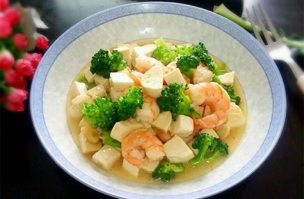 咸鲜爽口的豆腐虾仁 吃不腻的家常美味