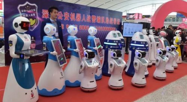 机器人警察编队亮相 机器人警察助力春运