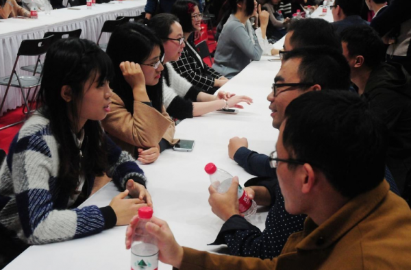 相亲会70多人当场牵手 路人一秒变情人