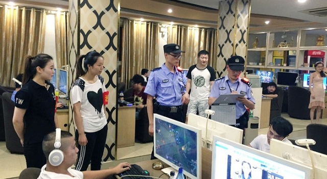 小学生网吧上网被查：别慌在打团战 中国好队友是你了