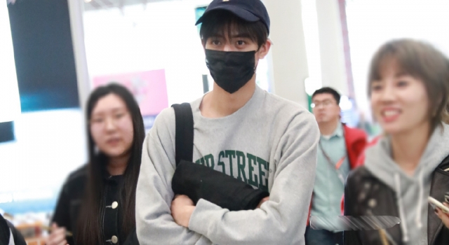 宋威龙机场照曝光 休闲穿搭也时尚