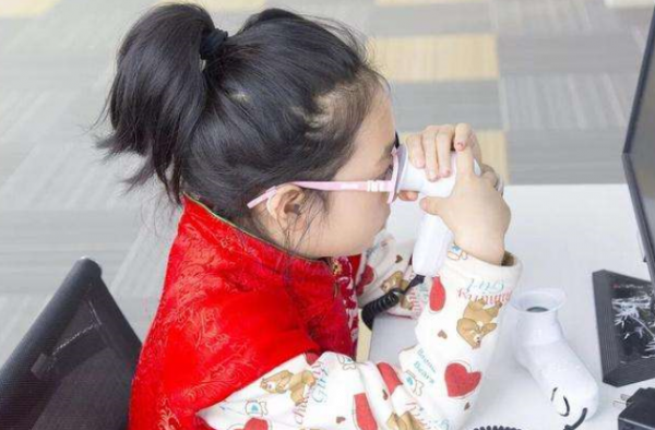 12岁女孩右眼完全失明 竟然是因为它们！