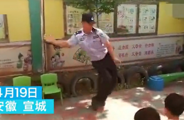 民警狂扭霹雳舞宣传法规 网友：被警察工作耽误的舞者