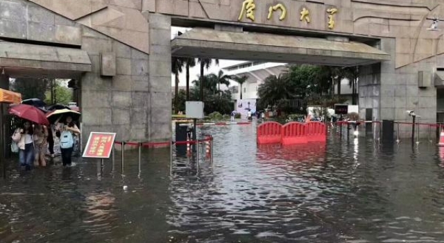 厦门暴雨来袭 那些年错过的大雨今天全还给你