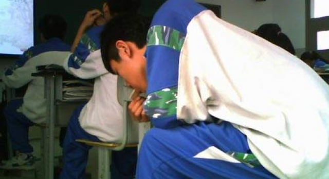 女孩上课偷吃仿佛看到上学时候的自己 谁都年少轻狂过